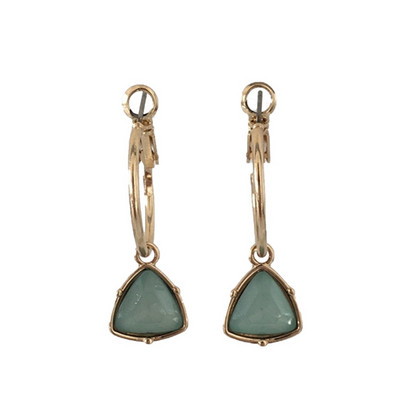 Modern női fülbevaló kővel, háromszög alakban