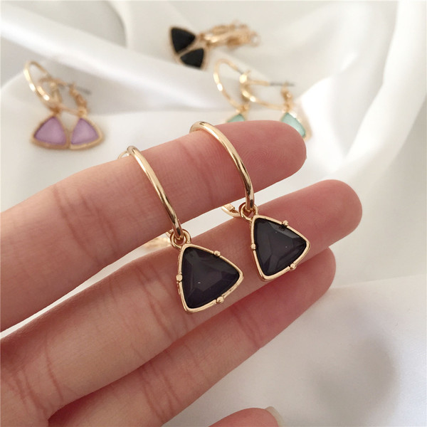 Modern női fülbevaló kővel, háromszög alakban