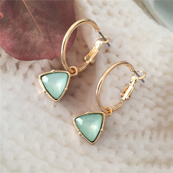 Modern női fülbevaló kővel, háromszög alakban