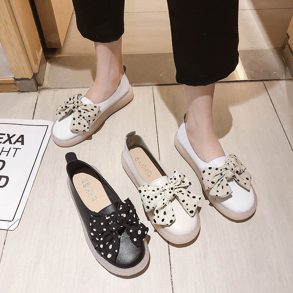 Női alkalmi bőrcipő szalaggal