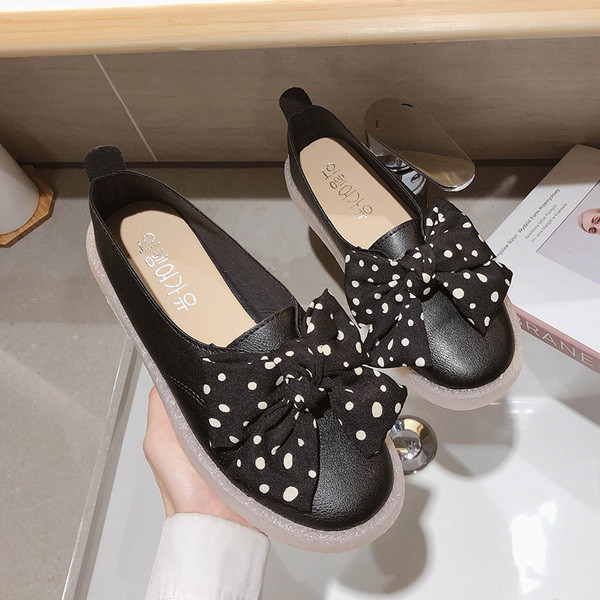 Női alkalmi bőrcipő szalaggal