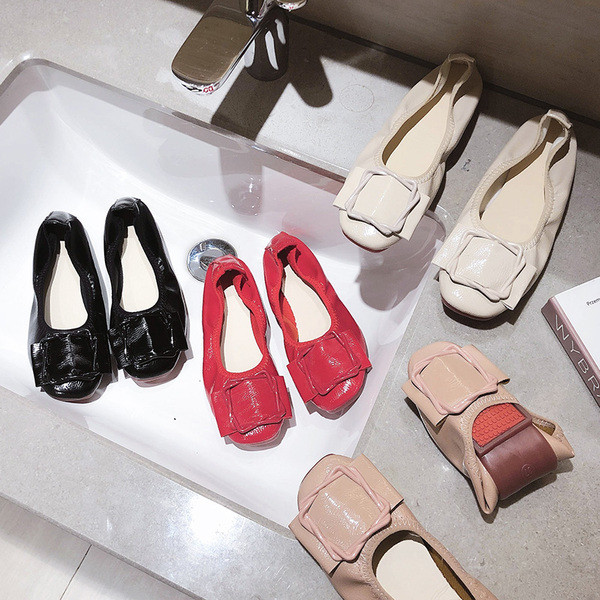 Lakkbőr női cipő lapos talppal és csattal