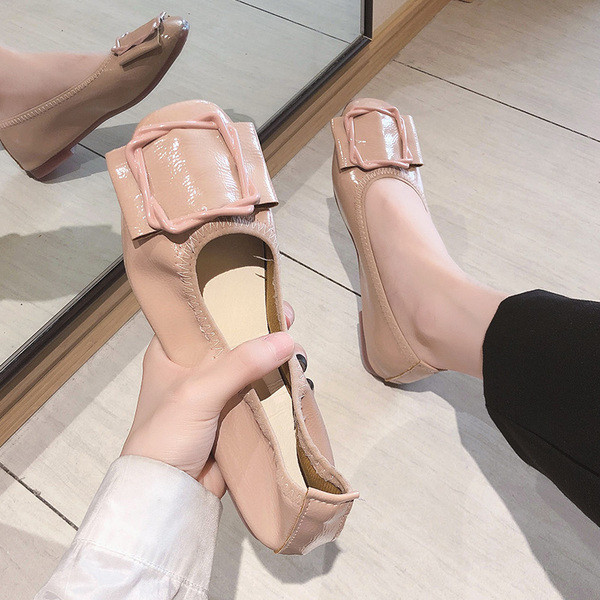 Lakkbőr női cipő lapos talppal és csattal