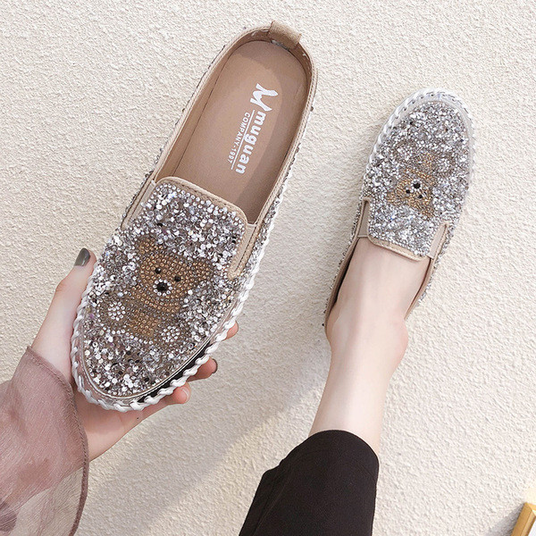 Új női cipőmodell kő elemekkel