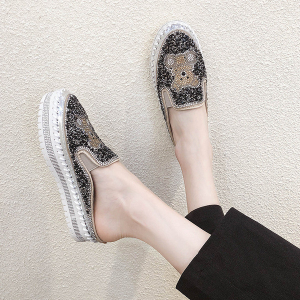 Új női cipőmodell kő elemekkel