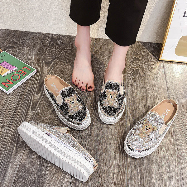 Új női cipőmodell kő elemekkel