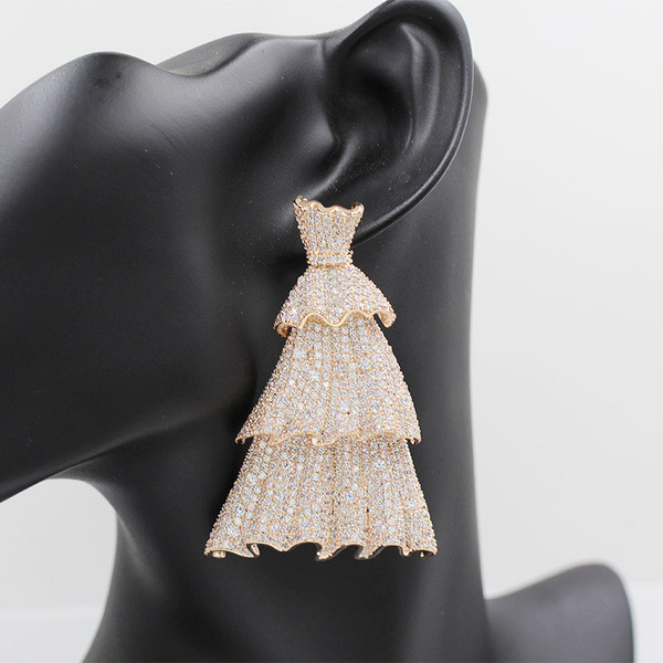 Elegáns, kövekkel borított női fülbevaló