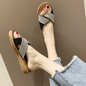 Modern női papucs lapos talppal és kő elemekkel