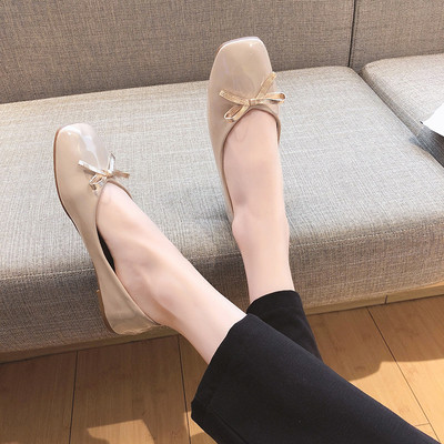 Női lakkcipő szalaggal