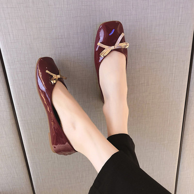 Női lakkcipő szalaggal