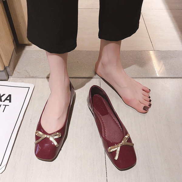 Női lakkcipő szalaggal