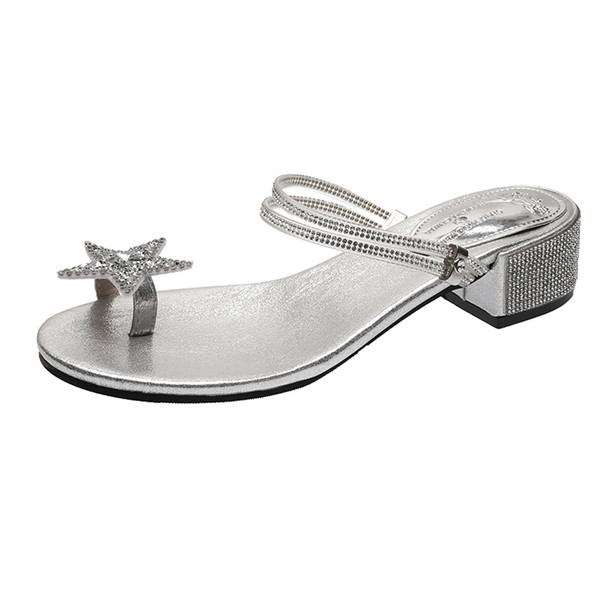 Női papucs az orr között kövekkel a saroknál és a pántnál