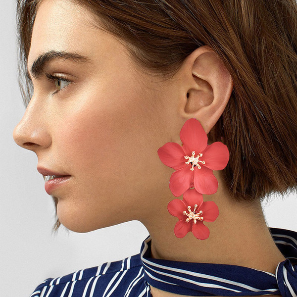 Karājoši sieviešu auskari ziedu formā