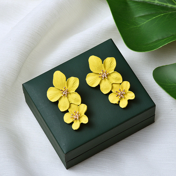 Karājoši sieviešu auskari ziedu formā