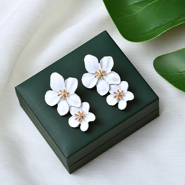 Karājoši sieviešu auskari ziedu formā