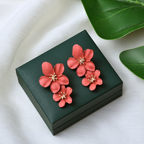 Karājoši sieviešu auskari ziedu formā