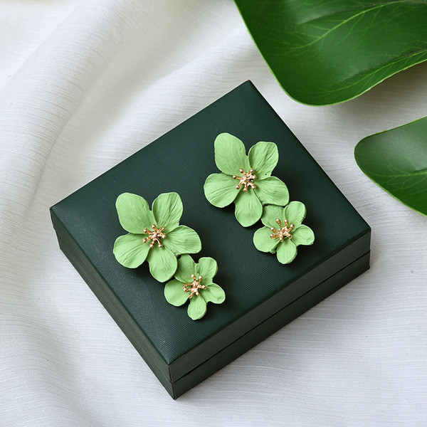 Karājoši sieviešu auskari ziedu formā