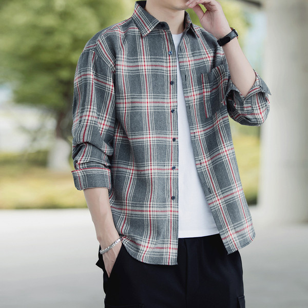 Languoti vyriški marškiniai su kišene ir sagomis