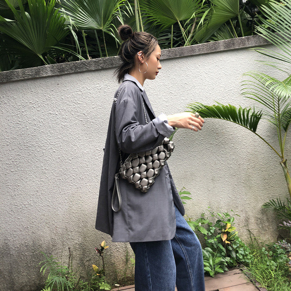 Stílusos női táska hosszú füllel