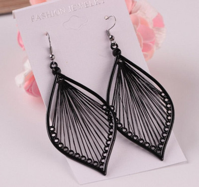 Fekete női fülbevaló kövekkel