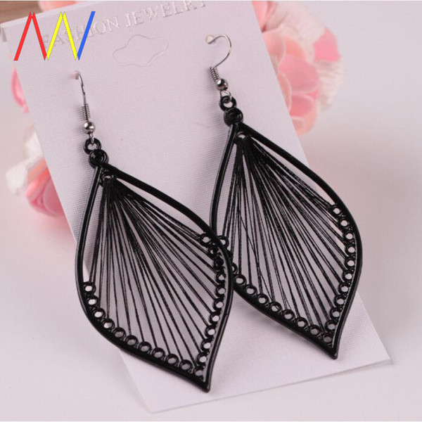 Fekete női fülbevaló kövekkel