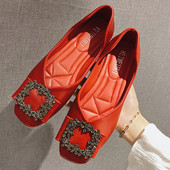 Fém csattal ellátott női bőrcipő