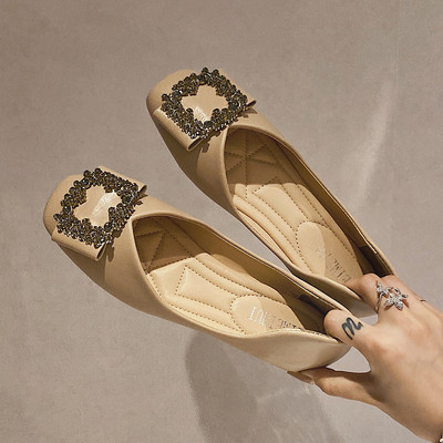 Fém csattal ellátott női bőrcipő