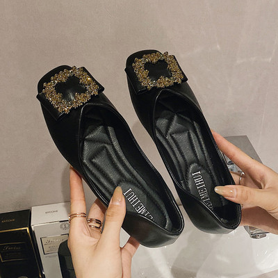 Fém csattal ellátott női bőrcipő