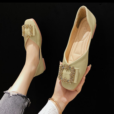 Fém csattal ellátott női bőrcipő