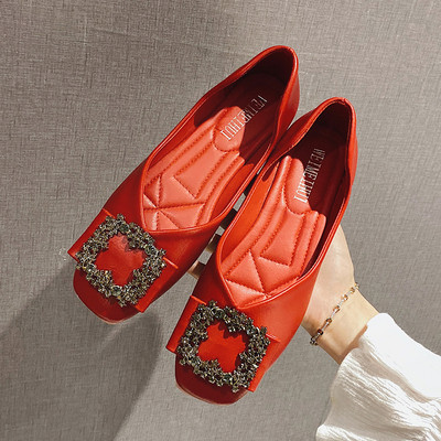 Fém csattal ellátott női bőrcipő