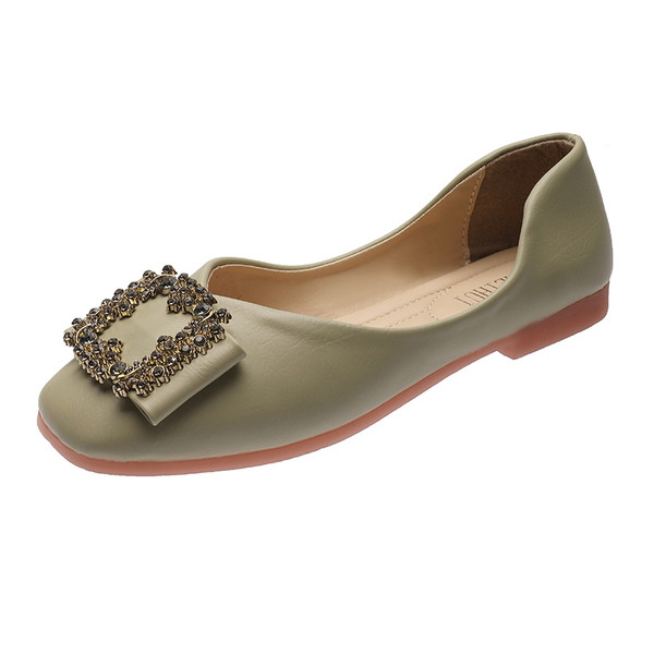 Fém csattal ellátott női bőrcipő