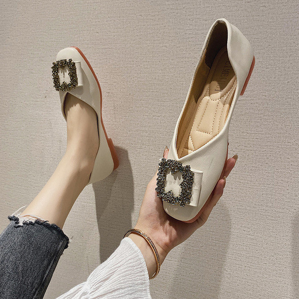 Fém csattal ellátott női bőrcipő