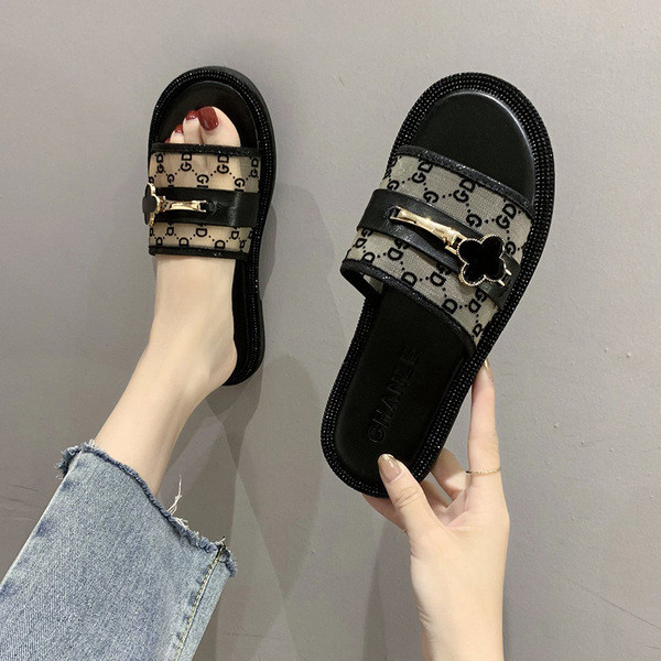 NAUJIENOS Moteriškos šiuolaikiškos šlepetės lygiais padais