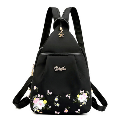 Modern női hátizsák fém felirattal és virágos hímzéssel