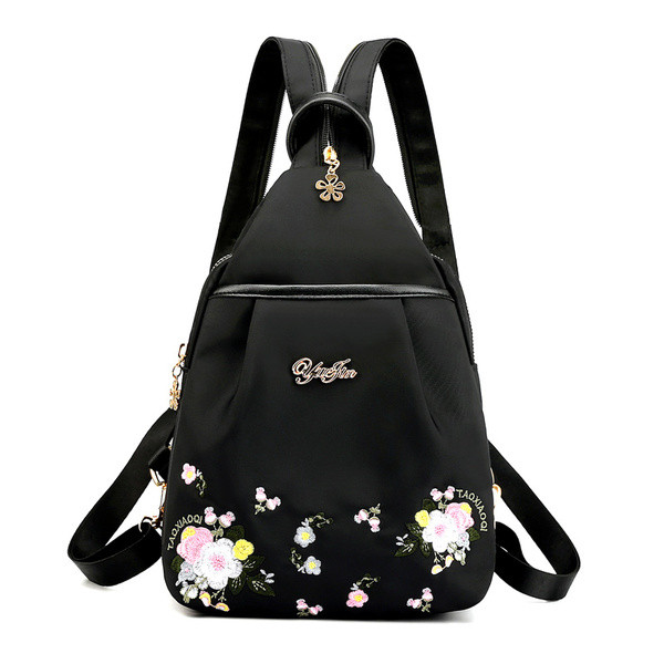 Modern női hátizsák fém felirattal és virágos hímzéssel