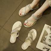 Női szandál kövekkel a pántokon