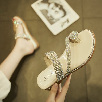 Női szandál kövekkel a pántokon