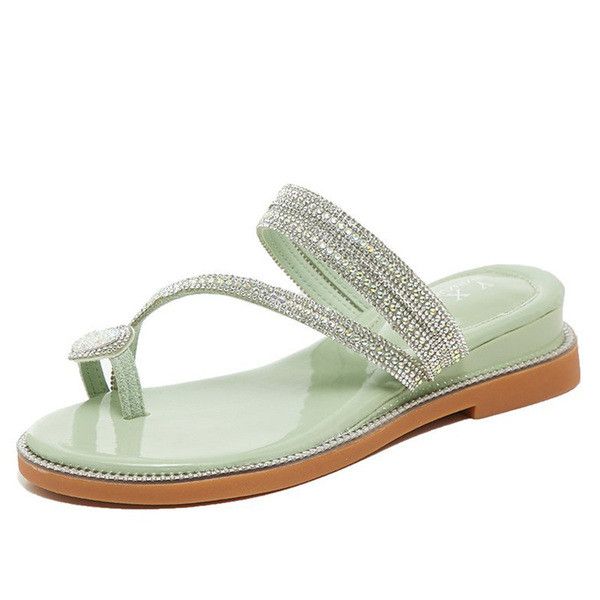 Női szandál kövekkel a pántokon