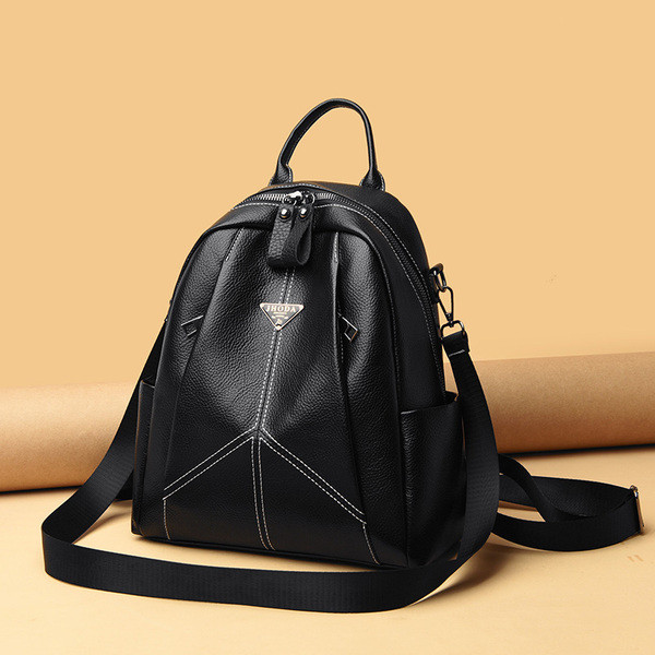 Moteriška laisvalaikio kuprinė iš eko odos su metaline apdaila