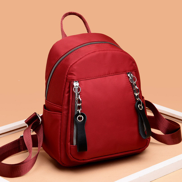 Női alkalmi hátizsák cipzárral és fém láncokkal