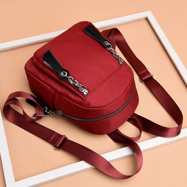 Női alkalmi hátizsák cipzárral és fém láncokkal