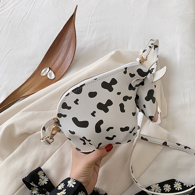 Alkalmi női táska cipzárral és hosszú füllel