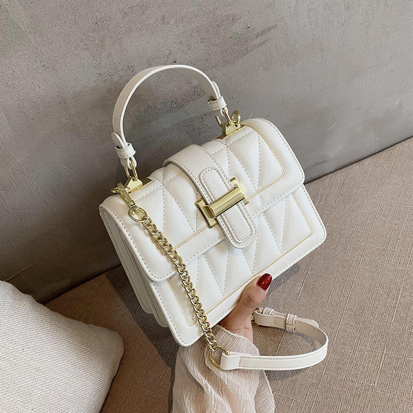 Stílusos női kézitáska csattal