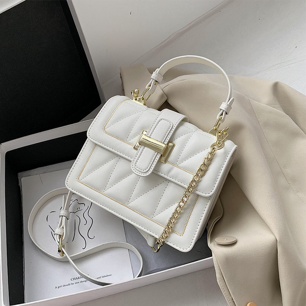 Stílusos női kézitáska csattal