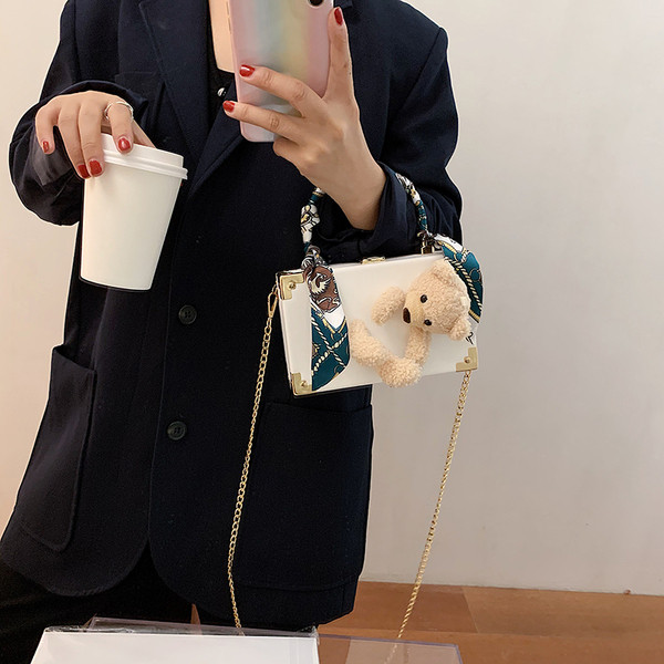 Kasdieninis moteriškas krepšys su dviem rankenomis ir 3D elementu