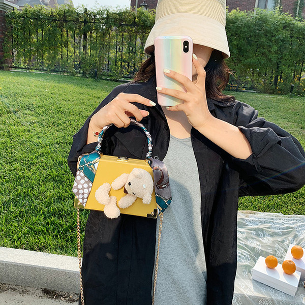 Kasdieninis moteriškas krepšys su dviem rankenomis ir 3D elementu