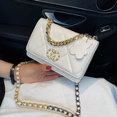 Aktuális női táska műbőrből, csattal