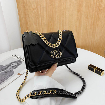 Aktuális női táska műbőrből, csattal