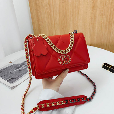 Aktuális női táska műbőrből, csattal