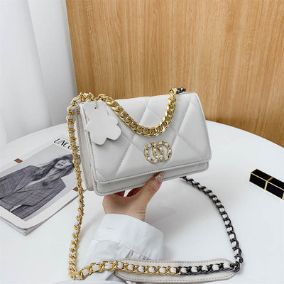 Aktuális női táska műbőrből, csattal